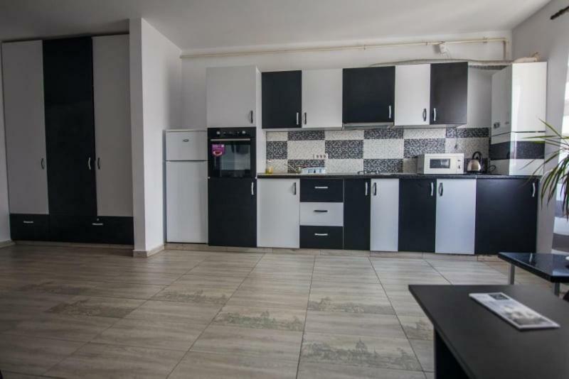 Studio Apartment Chiajna Екстериор снимка